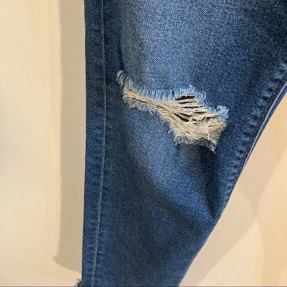 AMERICAN EAGLE Sz 6 Distressed Mid Wash Mom Jeans - Picture 4 of 15